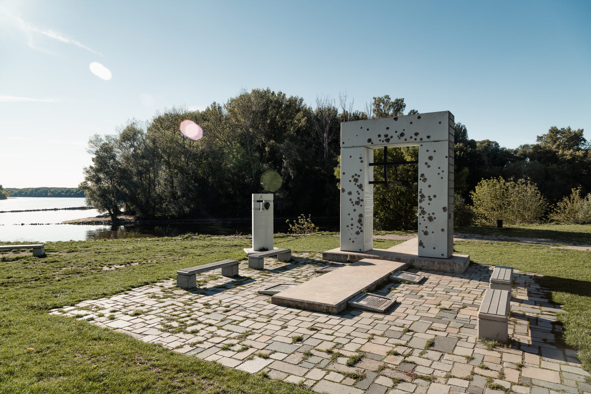 Pamätník Brána Slobody pod hradom Devín.