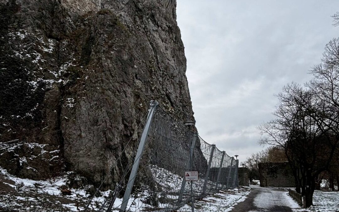 Dynamická ochranná bariéra pod hradom je dokončená