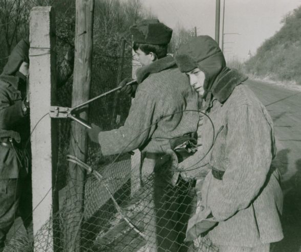 Removal of barbed-wire obstacles by Border Guard soldiers
Photo by ÚPN